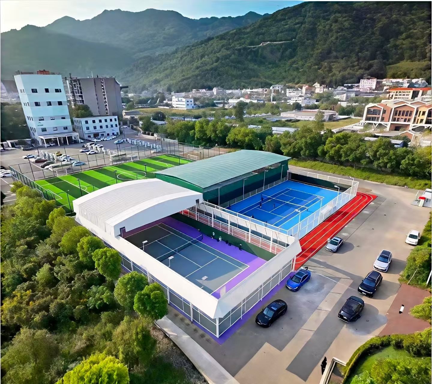 Vista aérea de canchas con techos retráctiles instalados