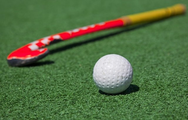 Cancha de hockey sobre césped sintético